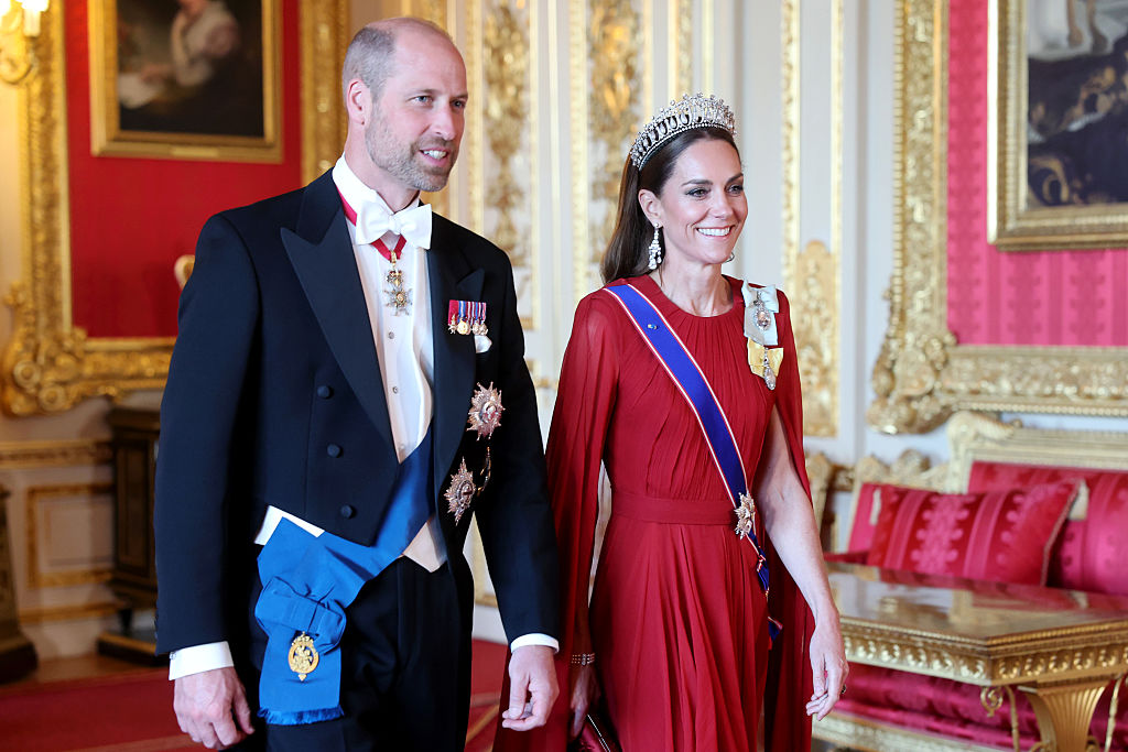 Os surpreendentes e altamente simbólicos looks de Kate Middleton na recepção de Macron na Inglaterra