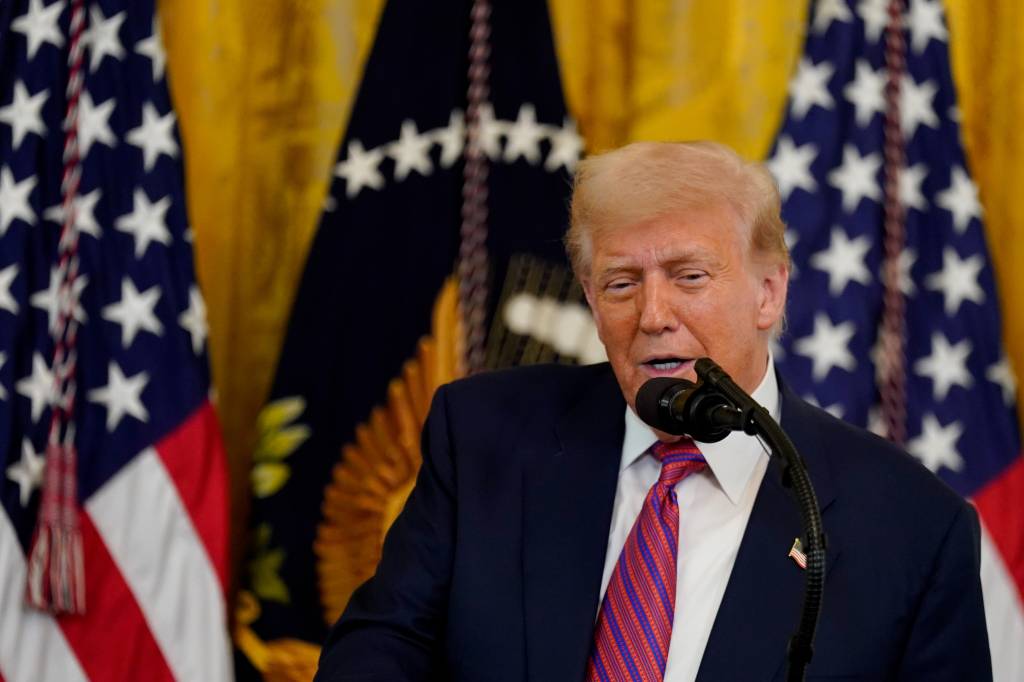 Senadores democratas dos EUA acusam Trump de ‘abuso de poder’ por tarifas sobre Brasil 