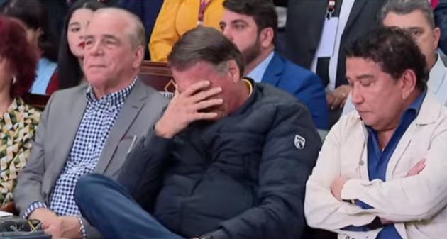 Bolsonaro vai a culto em Brasília e chora diante das câmeras de TV