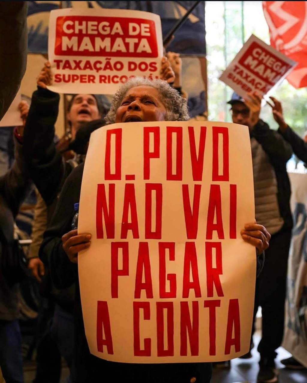 MTST ocupa prédio do Itaú na Faria Lima em protesto pela taxação dos ‘super-ricos’