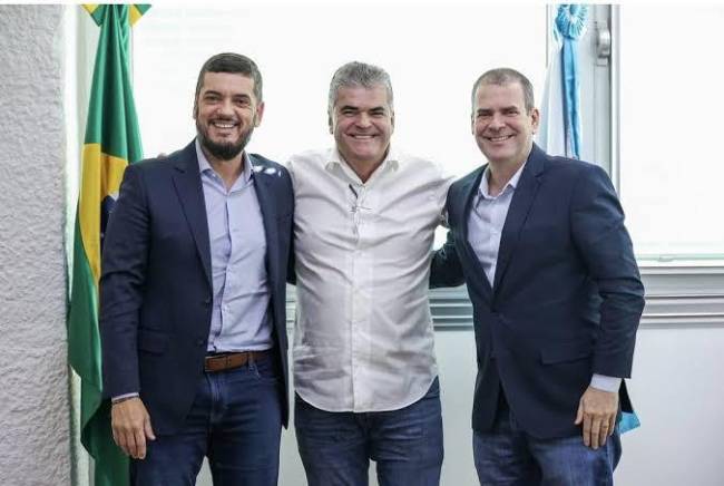 Bacellar (União) ao lado dos irmãos e atuais desafetos Washington e Rosenverg Reis (MDB).