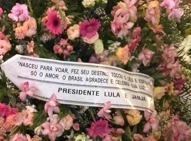 Coroa de flores enviada por Lula e Janja ao velório de Preta Gil