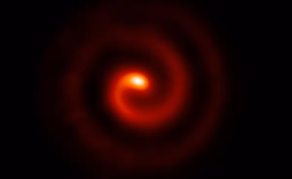 estrelas gigantes formando espiral antes da morte Nebulosa em espiral do sistema triplo de estrelas Wolf-Rayet WR104, registrada por Peter Tuthill.