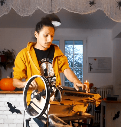 O músico que descobriu uma forma inusitada de tocar instrumento medieval