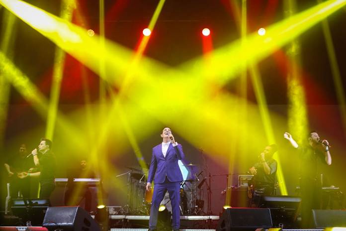 Padre lota Maracanãzinho em ‘show de pregação’ de oito horas