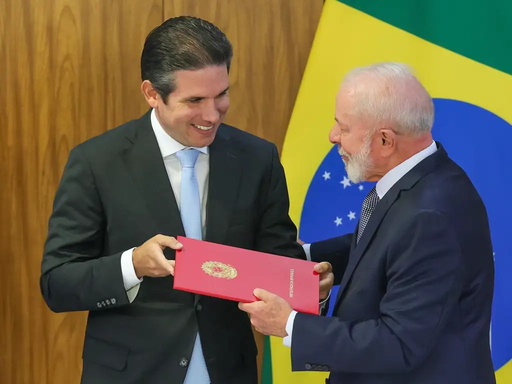 Lula inicia articulação para restabelecer diálogo com Hugo Motta