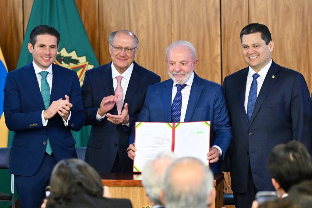 Lula anuncia medidas contra o tarifaço e STF define novo presidente