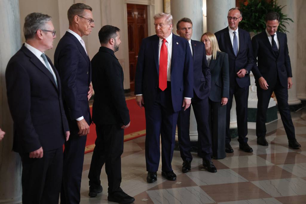 Trump interrompe reunião com líderes europeus para ligar para Putin, diz jornal