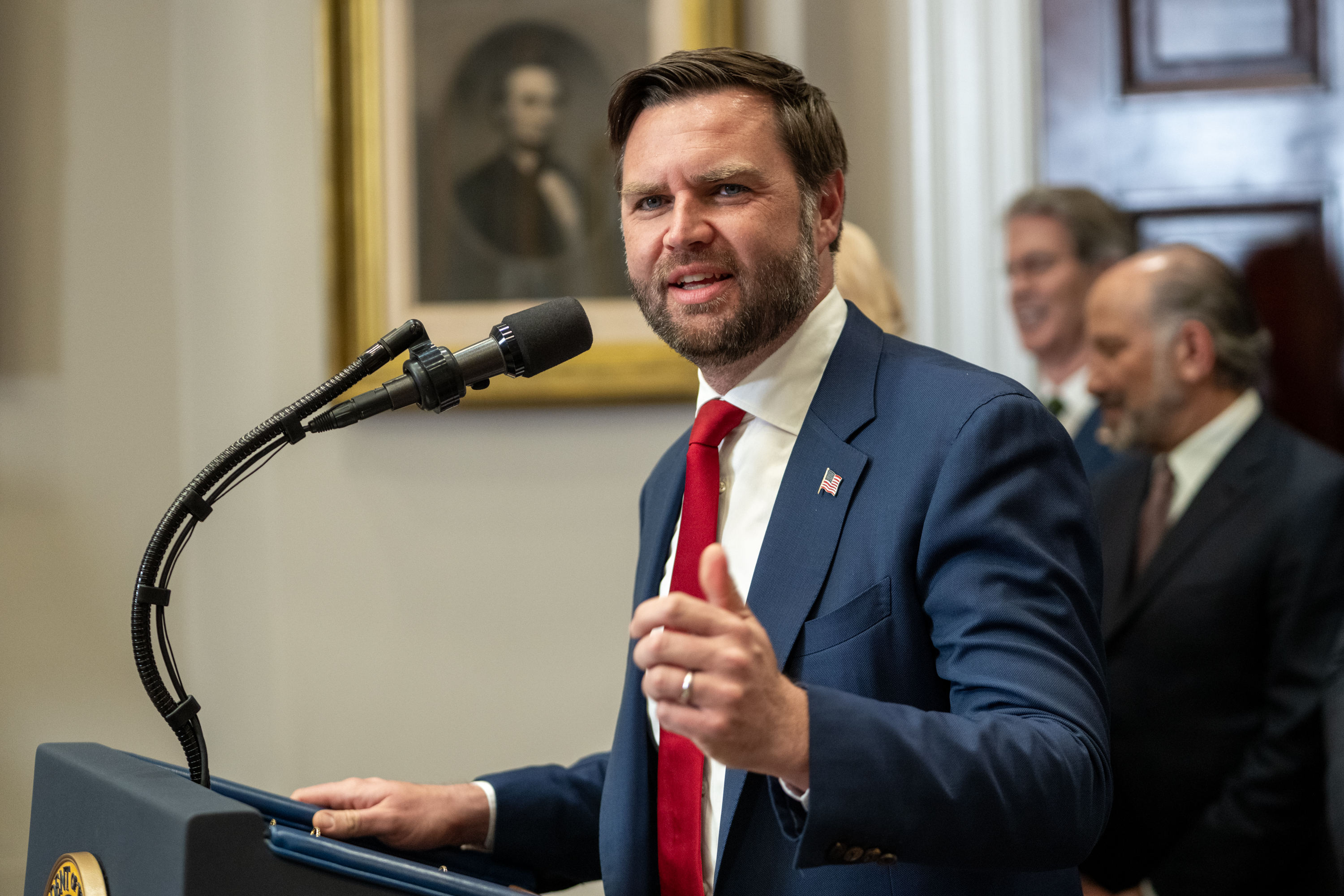 Vice de Trump é vaiado ao distribuir hambúrgueres a tropas