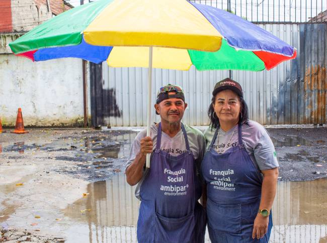 Esmeraldo Emílio, 44, e a mulher, Eunice, 51: casal hoje tem orgulho de trabalhar na transformação de resíduos
