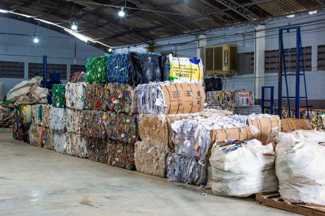 Pilhas de resíduos organizados dentro da cooperativa: cada material separado representa matéria-prima pronta para a reciclagem e oportunidades de renda para os cooperados do projeto Cidades Circulares