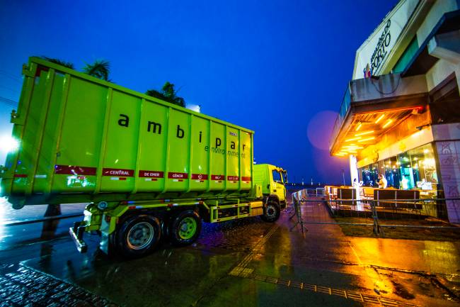 Chegada de caminhões com resíduos: integração entre cooperativas, poder público e empresas garante fluxo contínuo de materiais recicláveis e eficiência operacional.