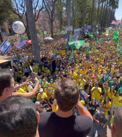 Nikolas liga para Bolsonaro durante ato: ‘Não pode falar, mas pode ver’