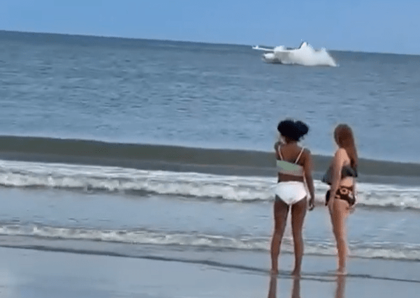 Piloto é resgatado após pouso forçado no mar de praia dos EUA; veja vídeo