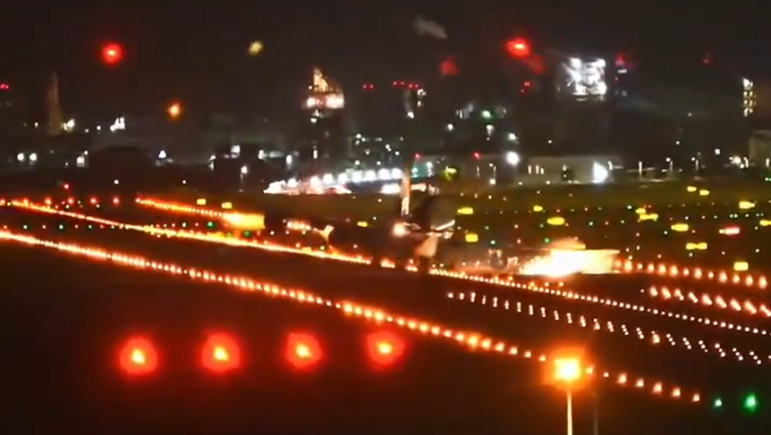 Momento em que asa do Boeing 747 atinge pista do Aeroporto Internacional de Taoyuan, em Taiwan. 13/08/2025