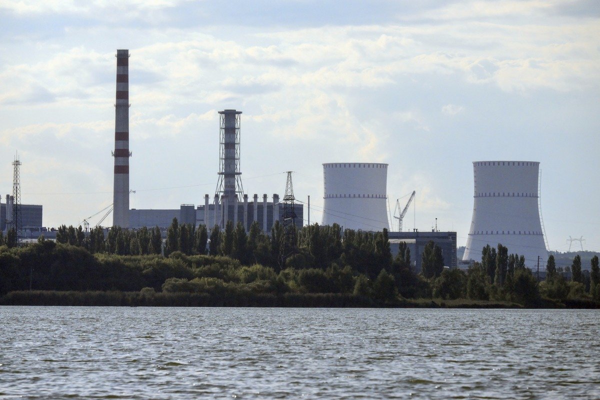 Drone atinge torre de resfriamento da usina nuclear de Kursk, na Rússia