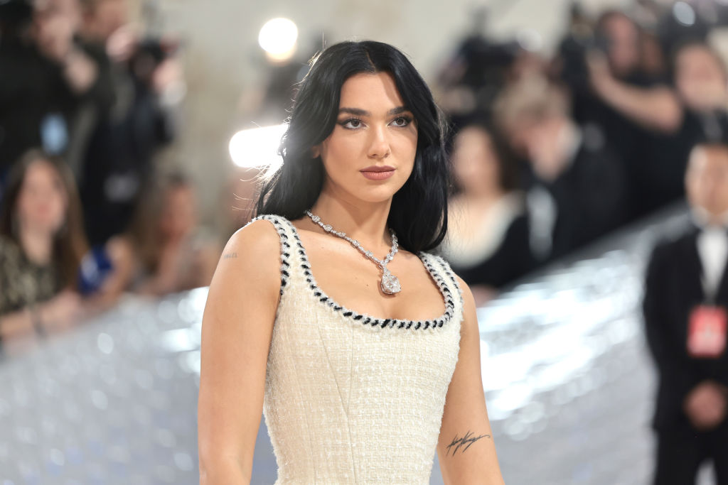 De noiva vintage da Chanel a bombshell da Versace: a evolução fashion de Dua Lipa