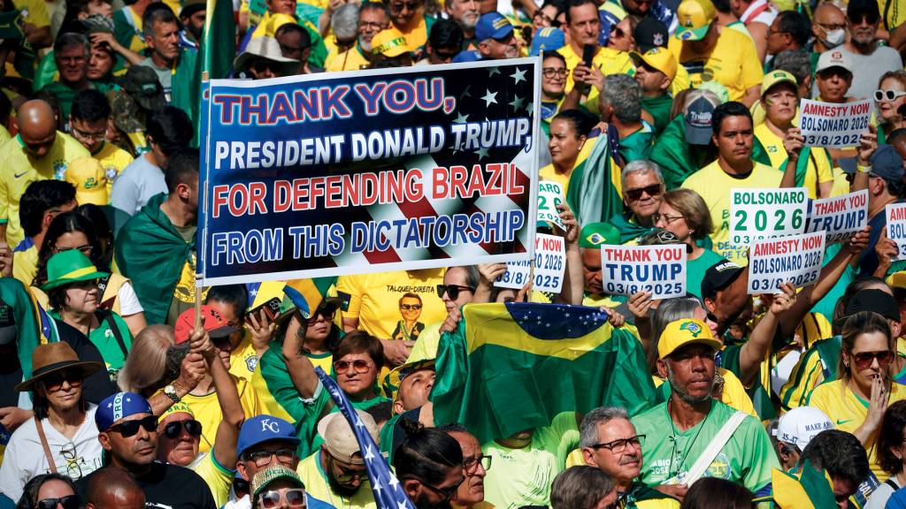 Cada vez mais isolados, apoiadores de Bolsonaro dobram aposta no radicalismo
