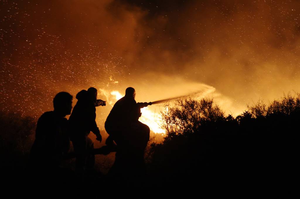 Vídeo: Fogo se alastra por florestas na Grécia, atingida por grande incêndio em julho