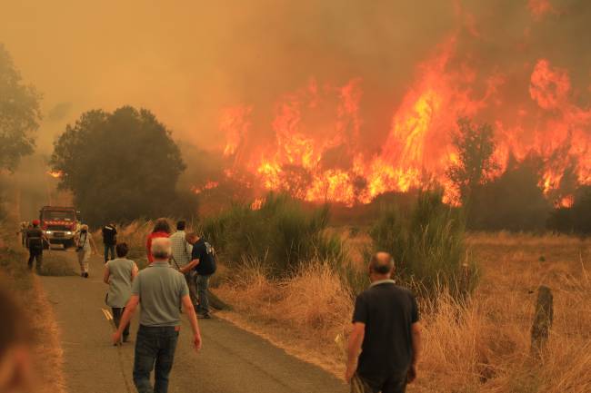 Bombeiros e moradores locais continuam a combater um incêndio florestal que começou na região de Cualedro, na província de Ourense, Espanha, em 15 de agosto de 2025. As autoridades informaram que os esforço Bombeiros e moradores locais continuam a combater um incêndio florestal que começou na região de Cualedro, na província de Ourense, Espanha, em 15 de agosto de 2025. As autoridades informaram que os esforço