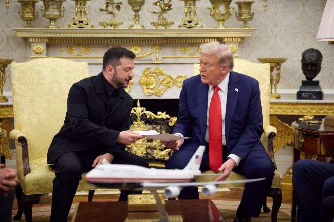 Ukrainian President Volodymyr Zelenskyy meets with US President Donald Trump in DC Volodymyr Zelensky entrega carta a Donald Trump durante reunião na Casa Branca
