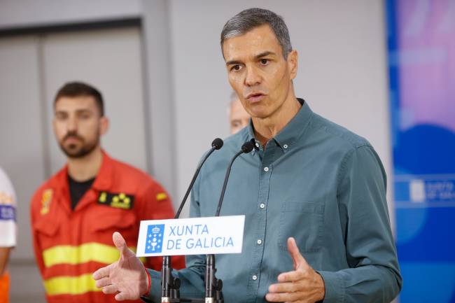O primeiro-ministro Pedro Sánchez fala durante visita ao Centro de Coordenação Operacional de combate a incêndios florestais em Ourense, em 17 de agosto de 2025. Sánchez percorreu as áreas afetadas pelos incêndios em Ourense e León, onde se reuniu com responsáveis pelos mecanismos de emergência e coordenação O primeiro-ministro Pedro Sánchez fala durante visita ao Centro de Coordenação Operacional de combate a incêndios florestais em Ourense, em 17 de agosto de 2025. Sánchez percorreu as áreas afetadas pelos incêndios em Ourense e León, onde se reuniu com responsáveis pelos mecanismos de emergência e coordenação