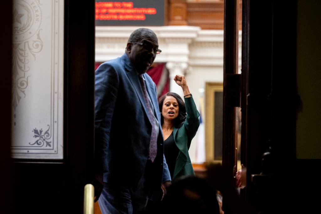 Democrata passa noite no Capitólio do Texas em protesto contra votação pró-Trump