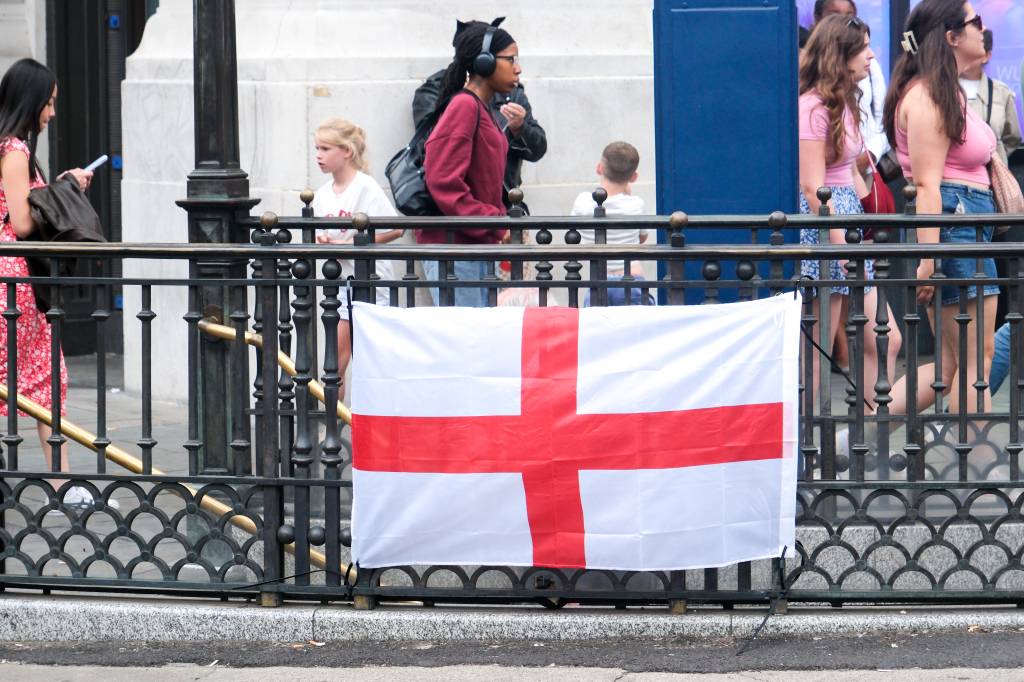 Bandeiras da Inglaterra viram alvo de controvérsia em meio a onda anti-imigração