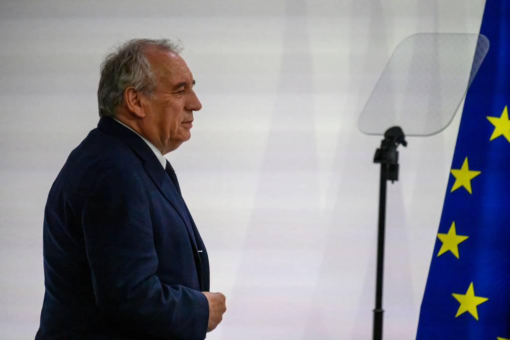 Maioria dos franceses quer novas eleições se governo ruir, aponta pesquisa