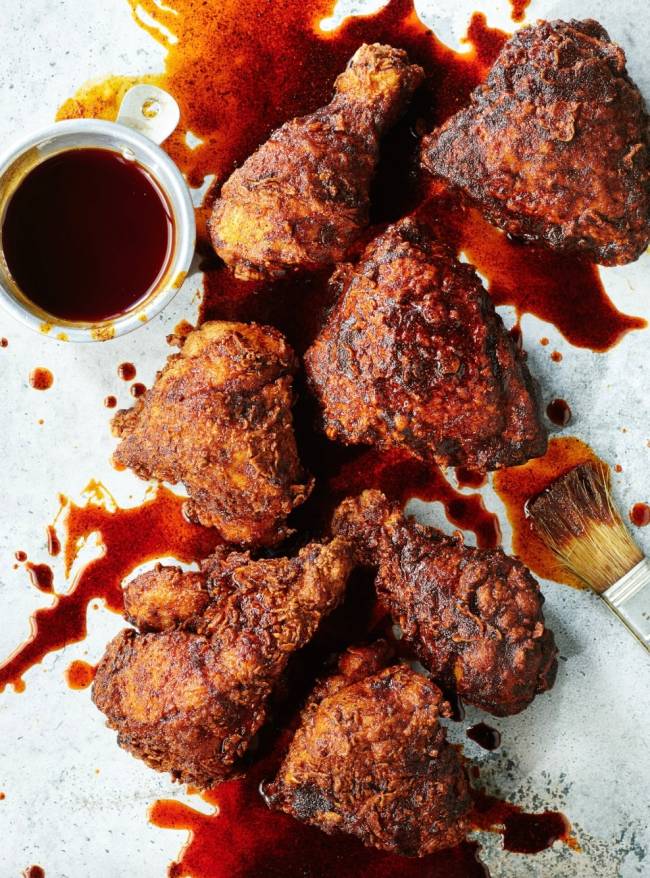 Frango servido com molho barbecue pelo chef