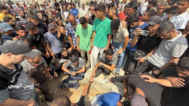 Com colete de imprensa sobre caixão de Anas Al-Sharif, amigos, parentes e conhecidos se despedem de jornalista da Al Jazeera morto por Israel em bombardeio. -