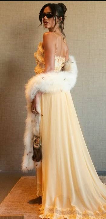 Bruna Marquezine: aposta glamorosa em modelo amarelo manteiga da Valentino