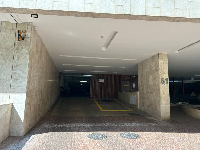 WhatsApp Image 2025-08-21 at 12.20.49 Porta da garagem do prédio invadido permanece arrombada após a ação do bando.