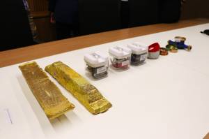 etapas do processo de reciclagem de hidrômetros desde a separação dos materiais (metais, plásticos e vidro) até a transformação em matéria-prima, resultando em lingotes que serão utilizados na produção de novos hidrômetros.