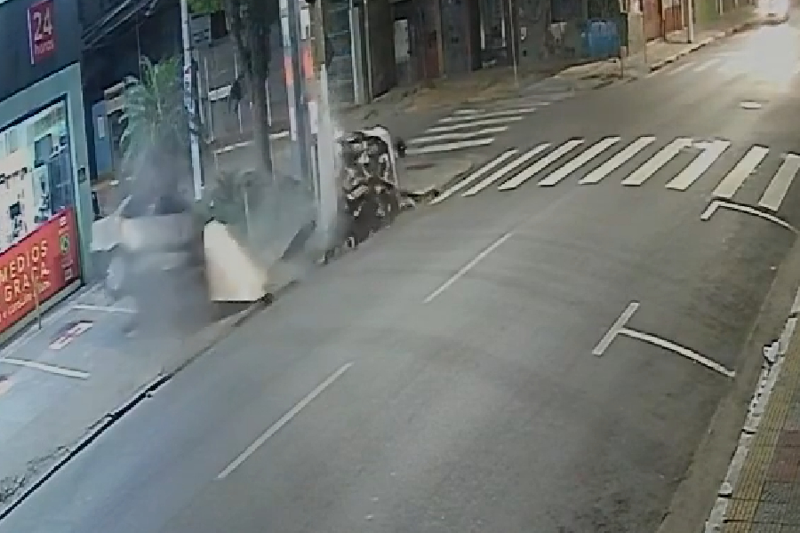 Vídeo: carro parte ao meio após colisão, e passageiros saem andando