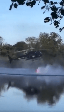 Helicóptero caindo em lago