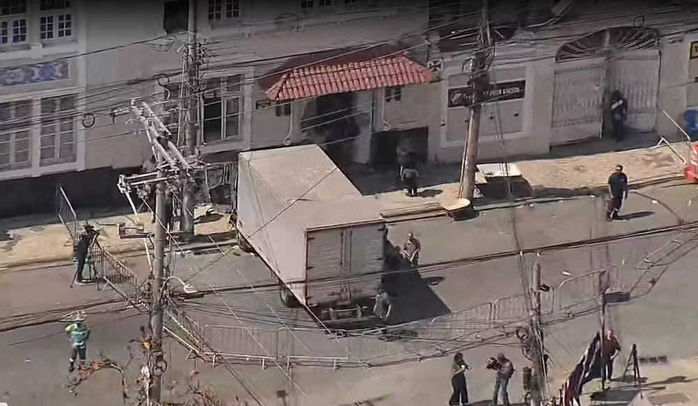 Caminhão perde o controle e bate em muro do estádio de São Januário, sede do Vasco da Gama, no Rio