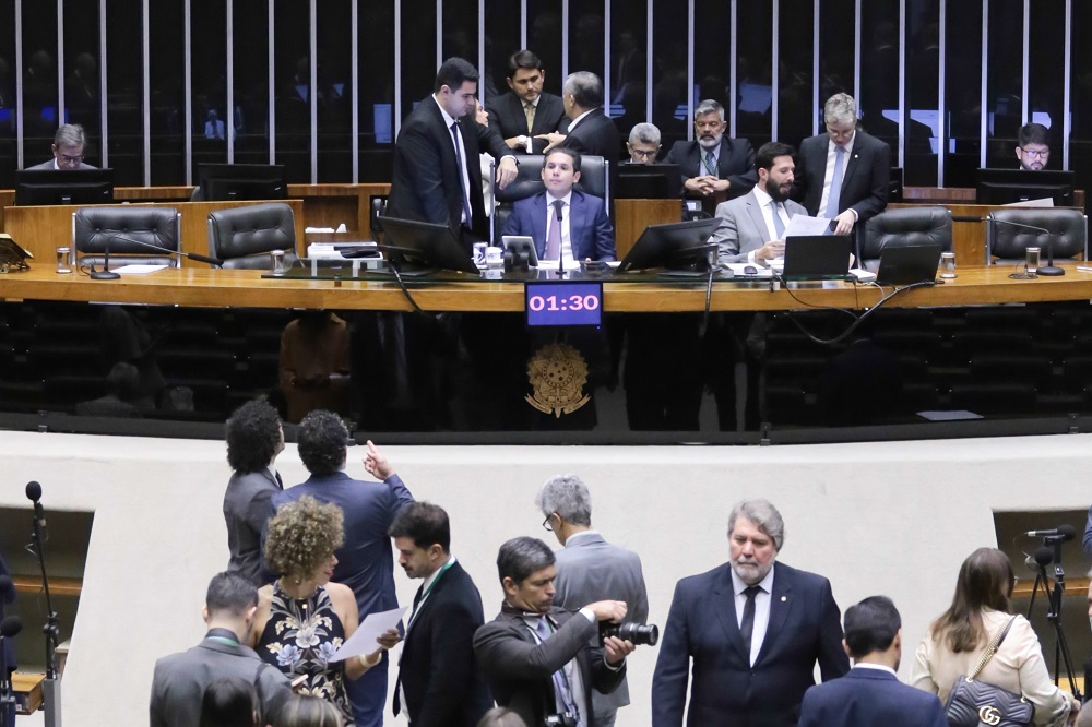 Câmara aprova urgência e projeto que isenta IR e taxa ricos já pode ser votado