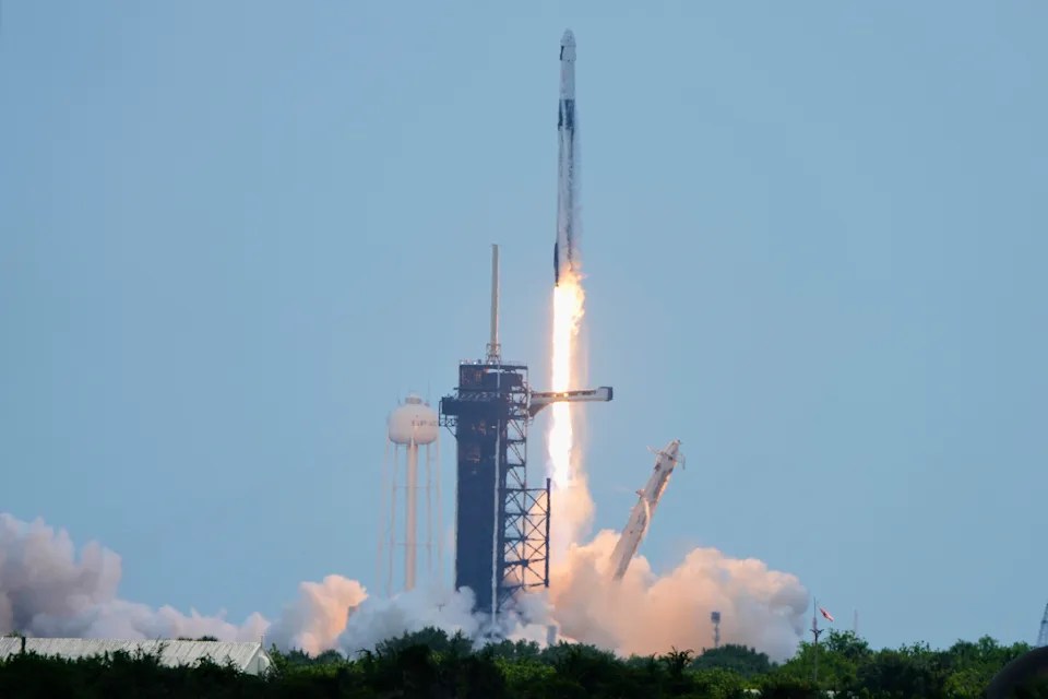 Após falhas da Boeing, tripulação embarca rumo à Estação Espacial em cápsula da SpaceX