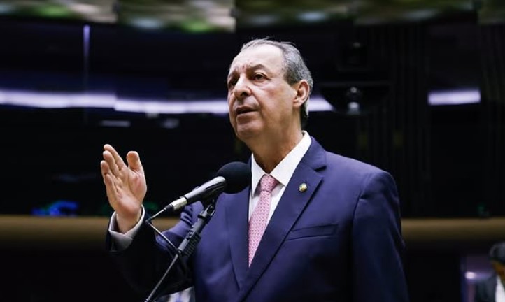 A reação de Omar Aziz após sofrer derrota na CPI do INSS