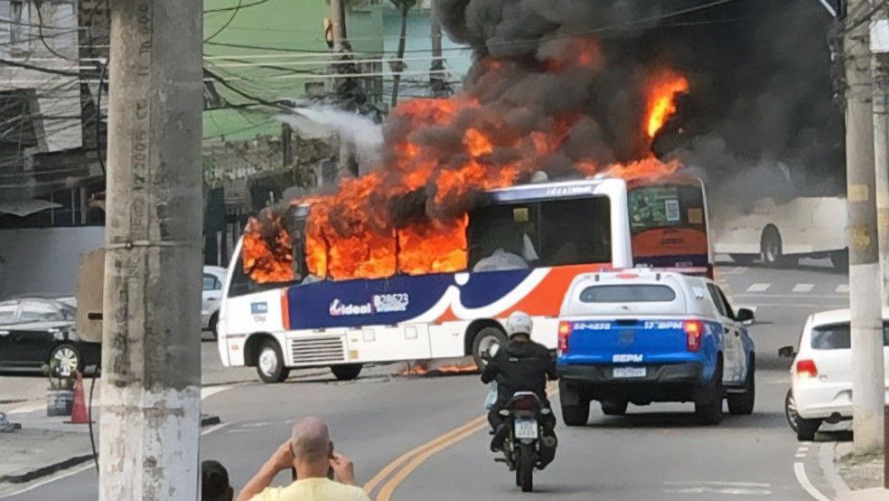 Traficantes incendeiam ônibus em represália a operação policial na Ilha do Governador