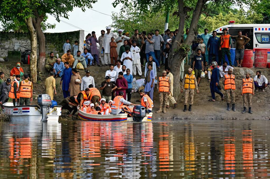 Inundações no Paquistão deslocam 1,8 milhão de pessoas e causam dezenas de mortes