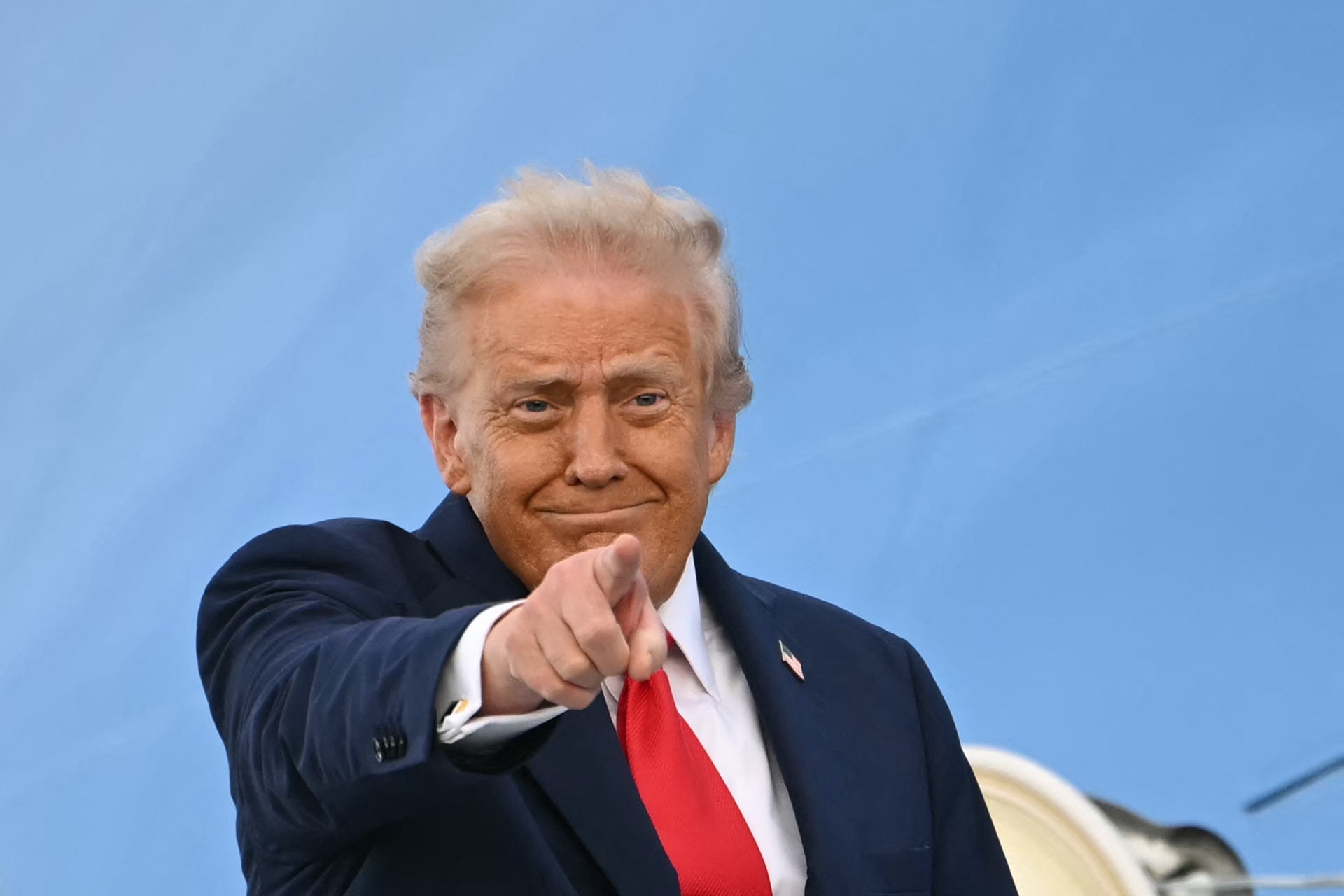 Trump ameaça cassar licença de emissoras que fizeram cobertura ‘negativa’ de seu governo