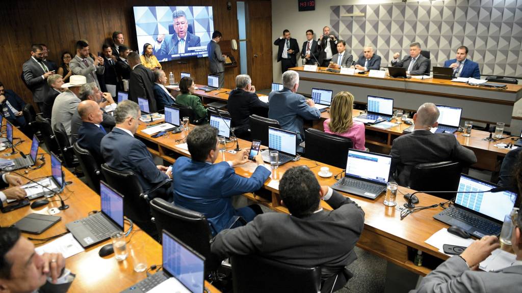 Presidente da CPMI do INSS anuncia votação para convocar Vorcaro, Zema, Messias e Leila Pereira