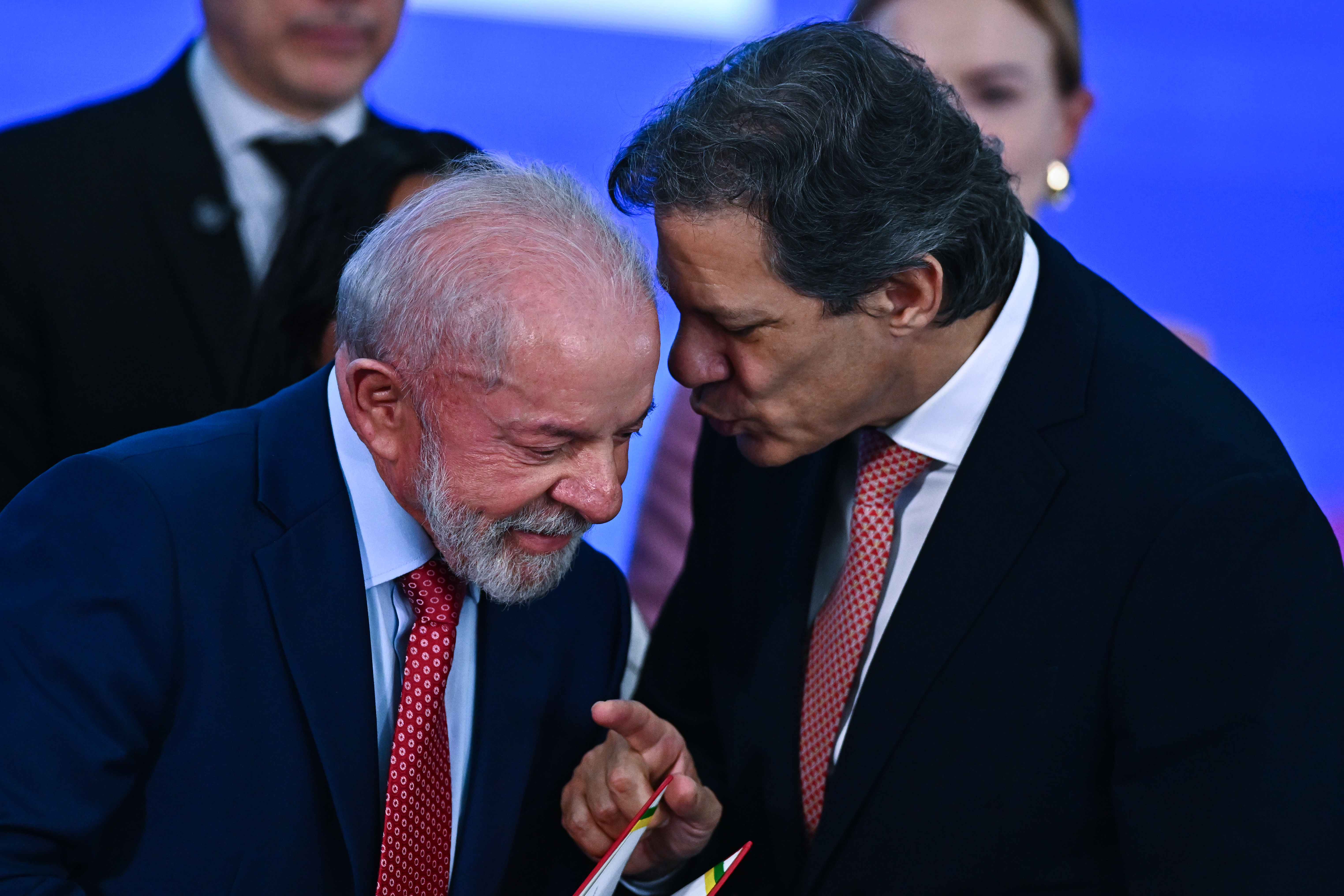 Copom alerta que risco fiscal pode elevar juros por mais tempo