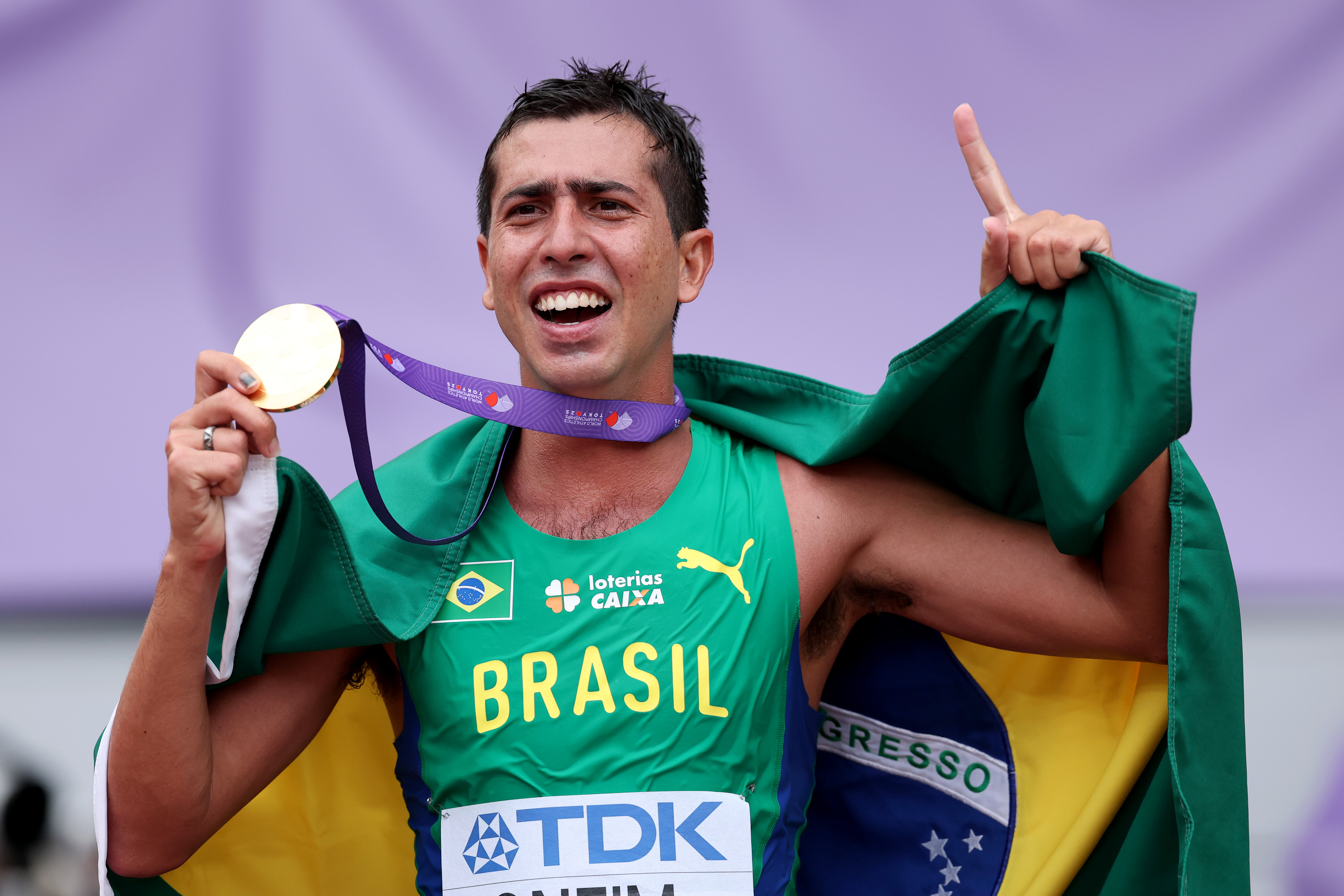 Caio Bonfim conquista o ouro em Tóquio, perde aliança e brinca sobre reação da esposa