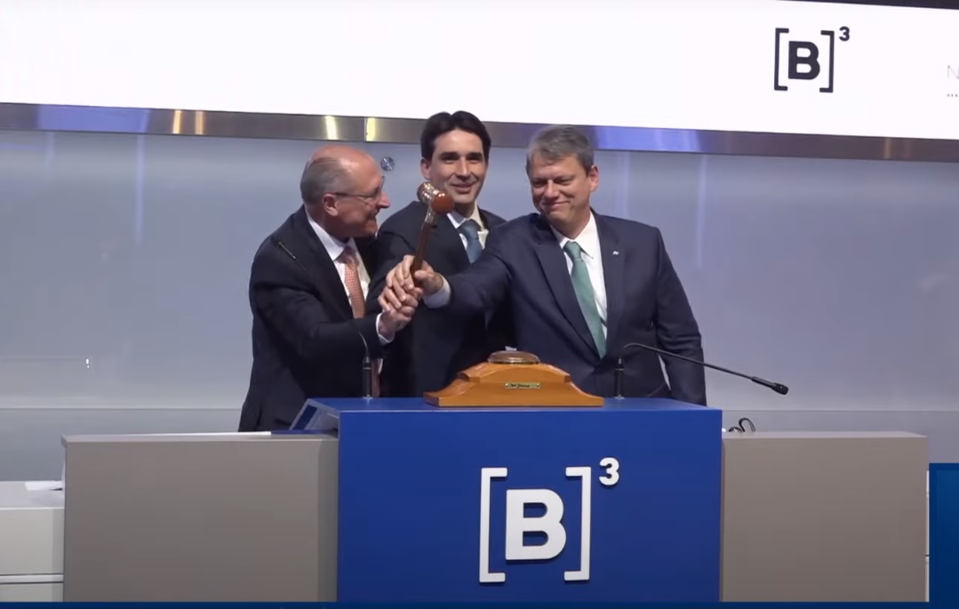Juntos, Tarcísio, Alckmin e Haddad trocam elogios por parceria no Porto de Santos
