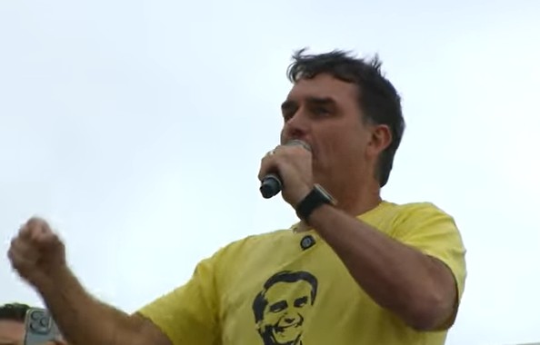 Flávio Bolsonaro chama julgamento no STF de ‘farsa’ em ato em Copacabana