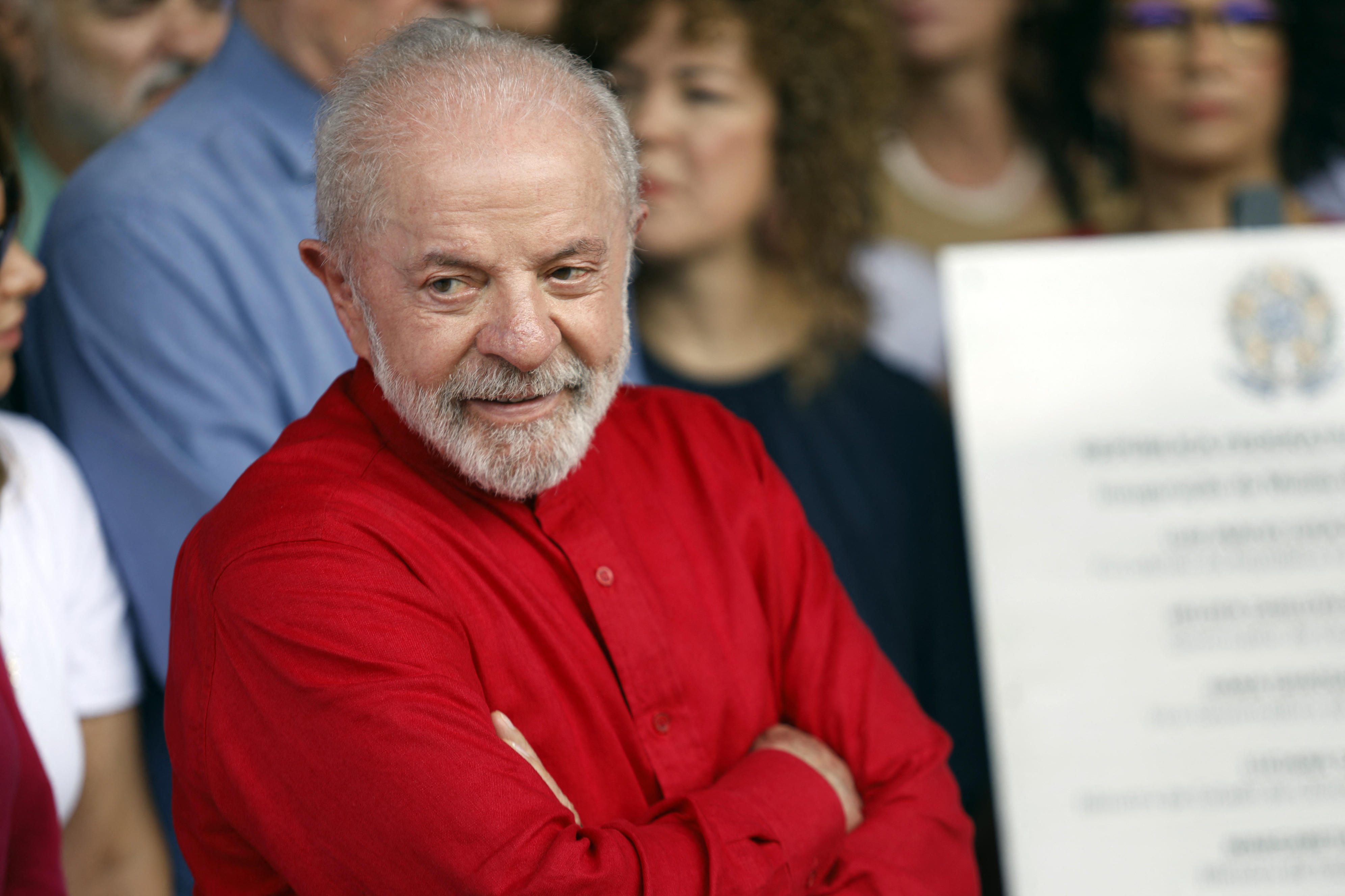 Casa, gás e luz grátis, as ofertas de Lula aos eleitores pobres