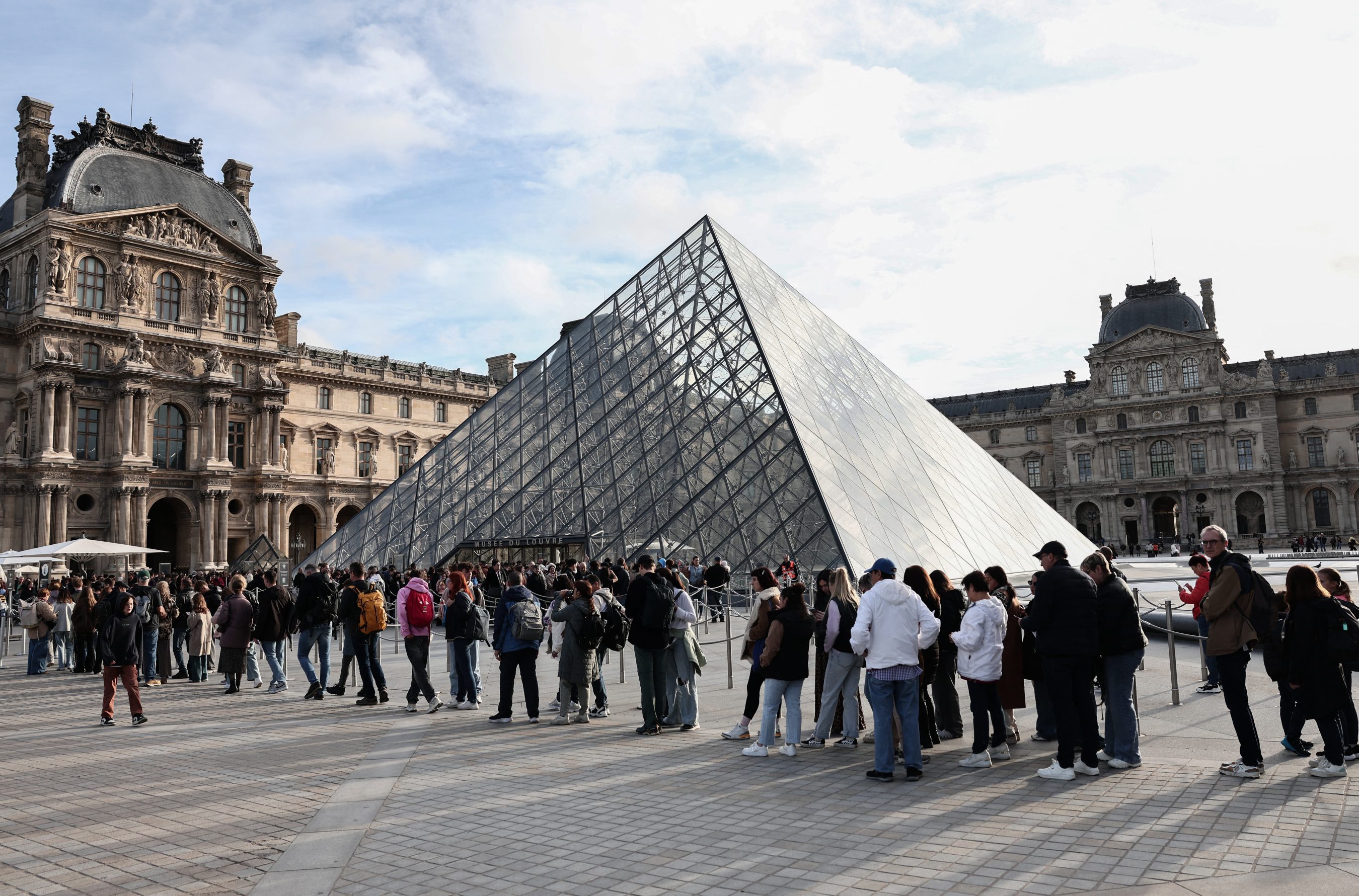 Crise no Louvre leva presidente do museu a deixar cargo; Macron aceita renúncia